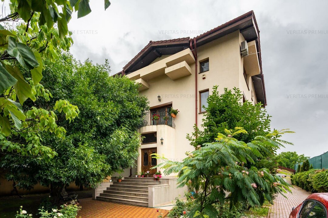 Casa impunatoare cu teren generos, garaj, curte libera 800 mp, langa lac