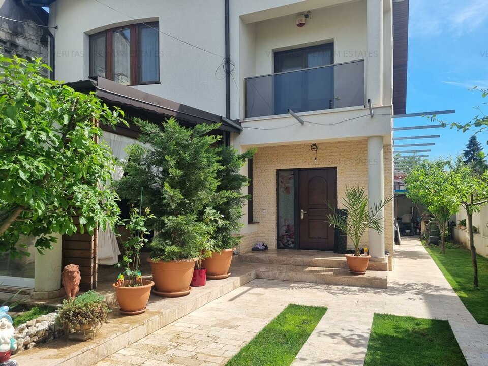 Casa de vanzare zona excelenta, terasa superba, curte libera, constructie solida