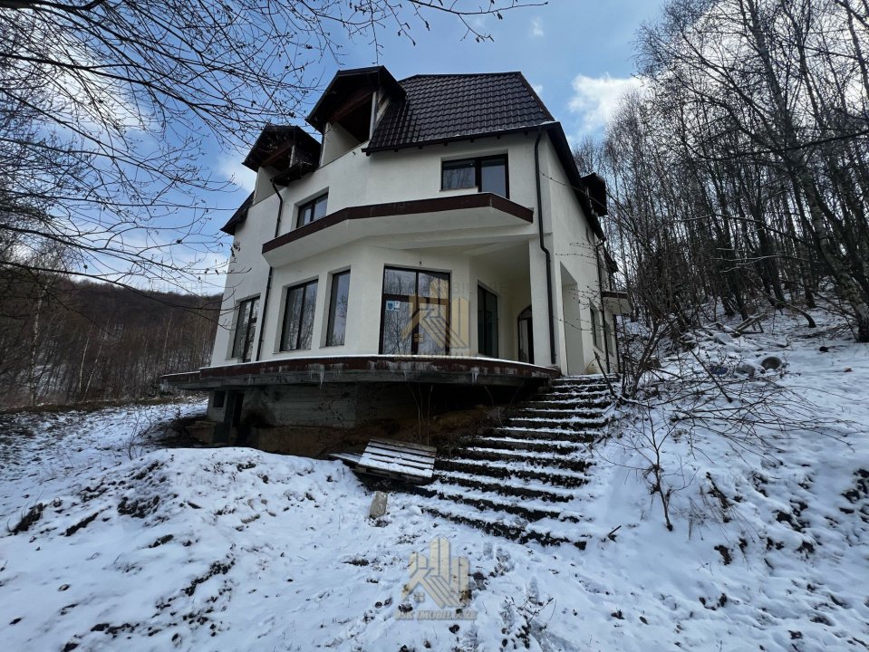 Casa/Vila de vanzare in Moieciu de jos, Drumul Carului 10 camere