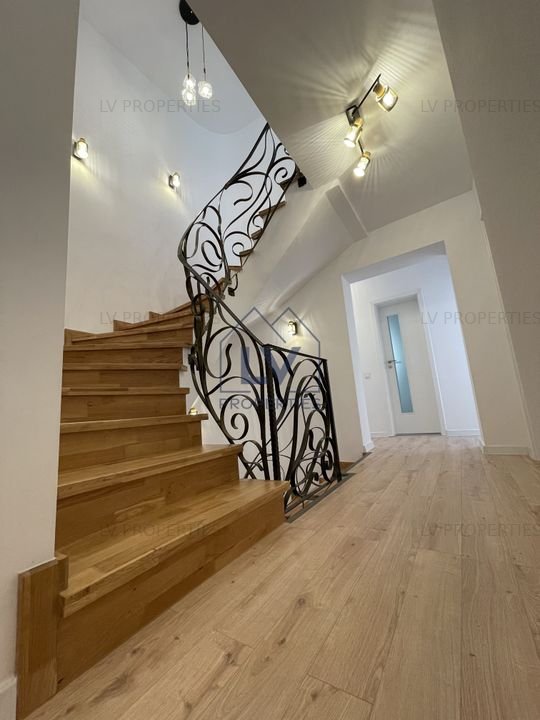 VANZARE APARTAMENT 7 CAMERE | TRIPLEX | PIATA VICTORIEI