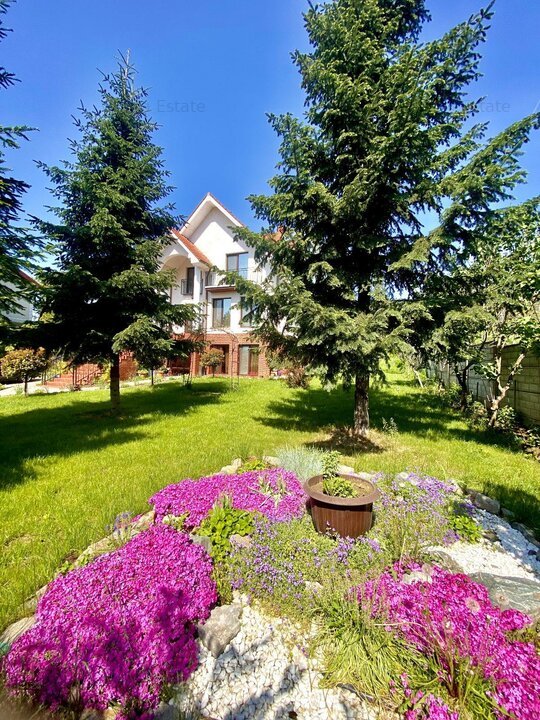 Casă spațioasă cu 5 camere, 4 băi, teren 2088 mp – zonă de dealuri