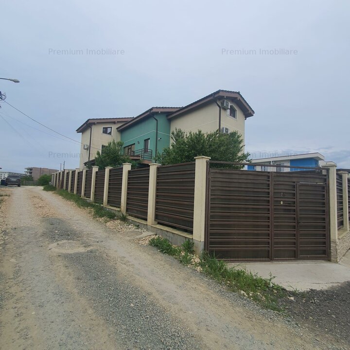 Vila p+2 in Mamaia Sat de vanzare,9 camere ,10 bai,foisor inchis,3 bucatarii