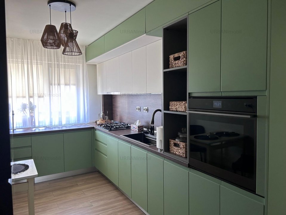 Apartament 4 Camere - Ultracentral, 100 mp, Etaj 4/4, Partial Renovat