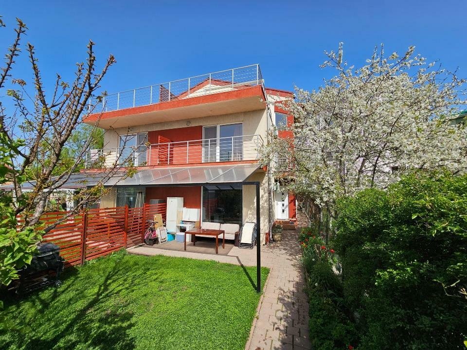 Vila P+2 pe malul lacului Mamaia, alee privata !