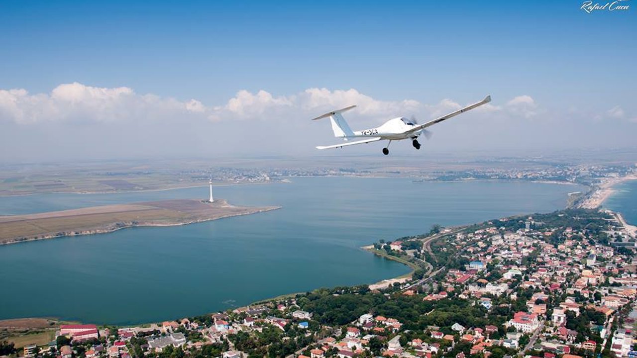 Vind  teren 10 ha  la mare pe faleza farului TUZLA  s schimb cu pensiune la munt