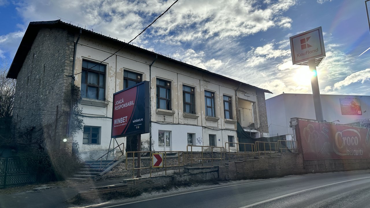 Cladire + teren in Comarnic cu deschidere la DN