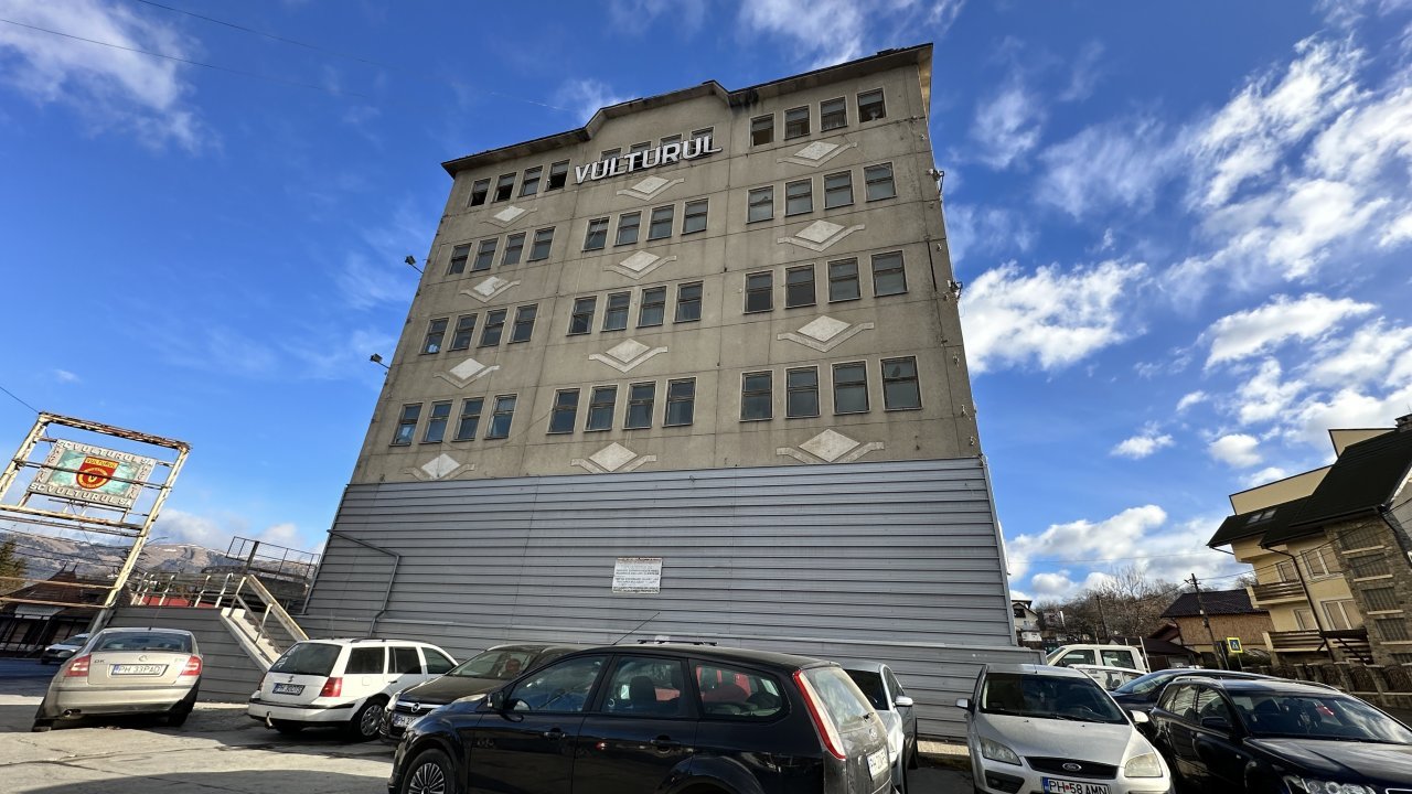 Cladire +spatiu comercial+ teren in Comarnic