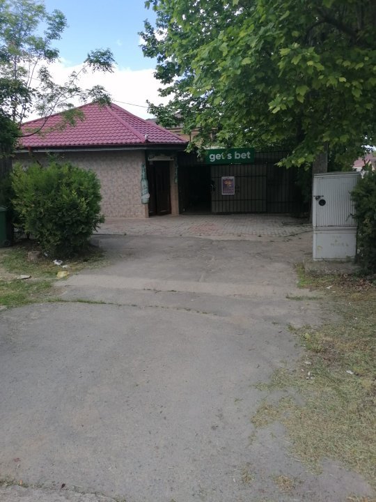 Închiriez spaţiu comercial 4 camere