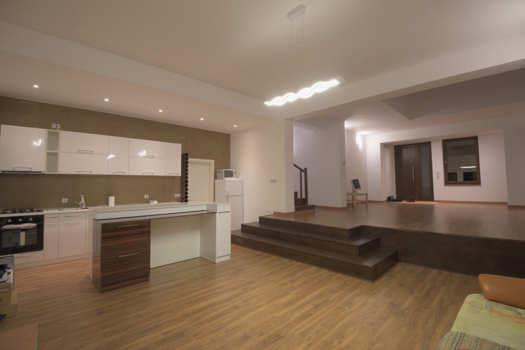 Inchiriez vila noua, 173mp, Craiova
