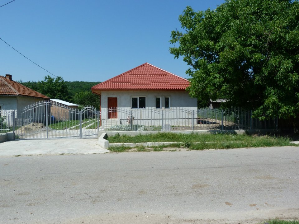 casa de vinzare in Dâmboviţa - imaginea 1