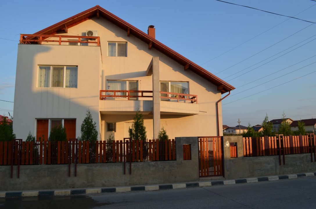 Vila locuita din 2011 - imaginea 1