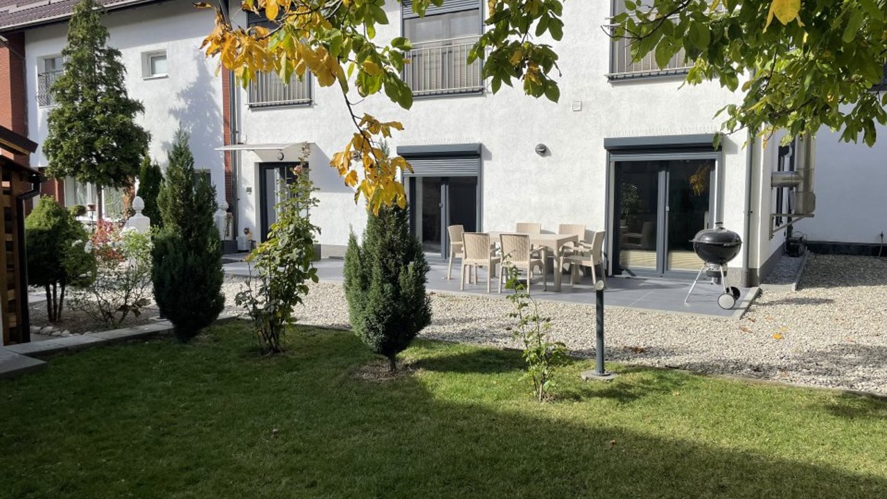 Casa moderna de inchiriat