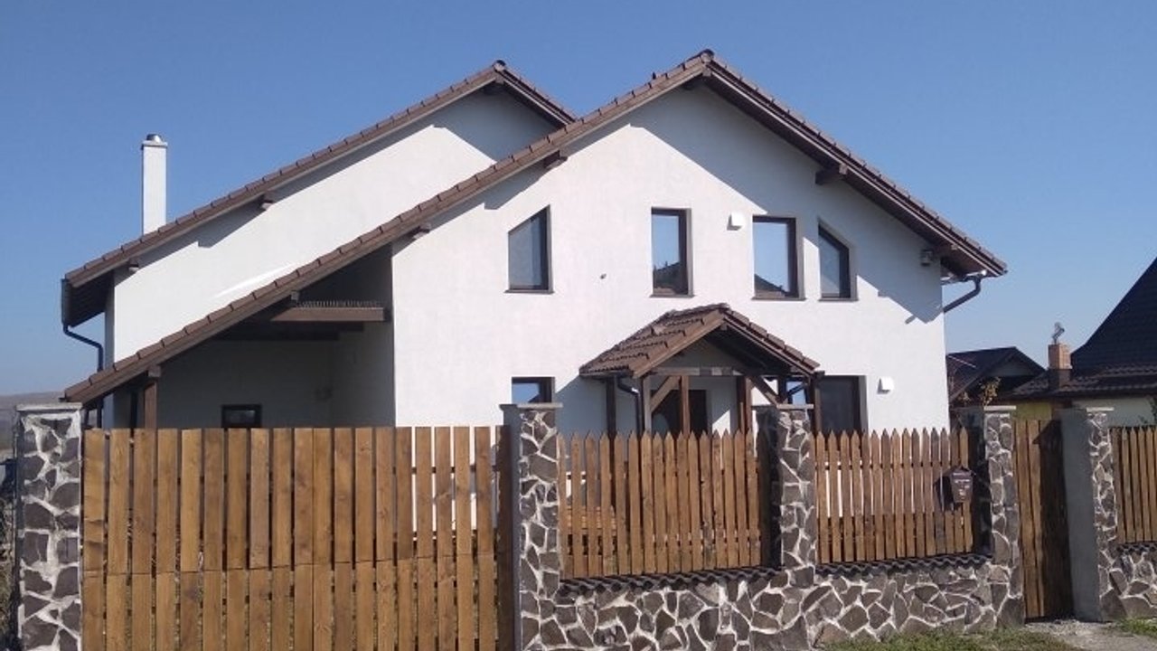 PROPRIETAR vand casa P+M 180 m2 + teren total 1000 m2