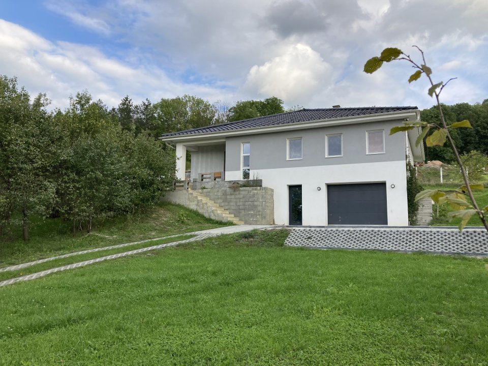 Inchiriez casa 4 camere, garaj, teren 1000 mp