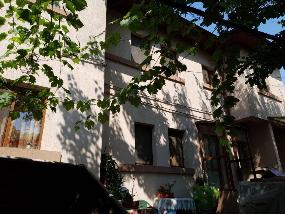 Proprietar vand casa ultracentrala sau ap 2 camere in vila