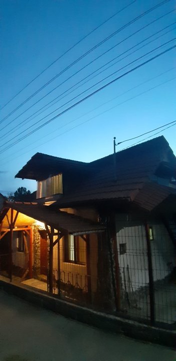 Casuta de vacanta -fundatie din pietre de munte-in fata strandului Ocnita-VALCEA