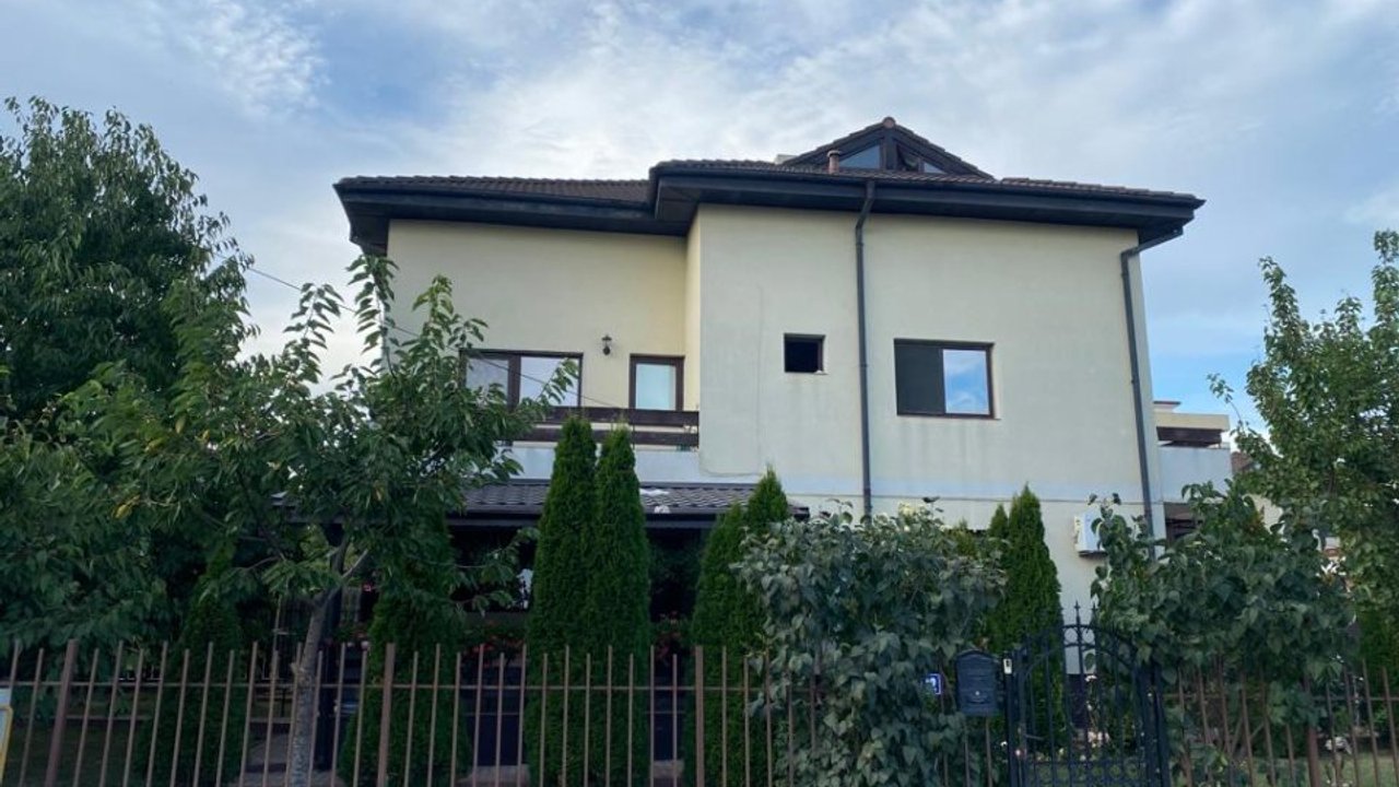 Vila 5 camere, , 2 terase, 3 locuri parcare,,zona foarte buna,vegetaţie,