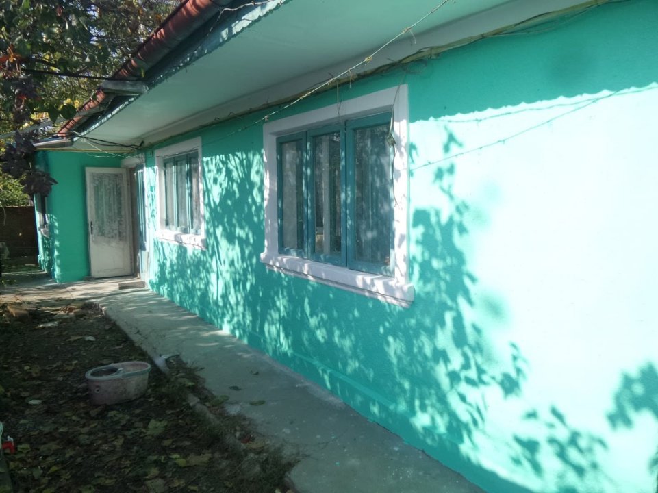 Vand casa cu 5 camere de locuit si teren