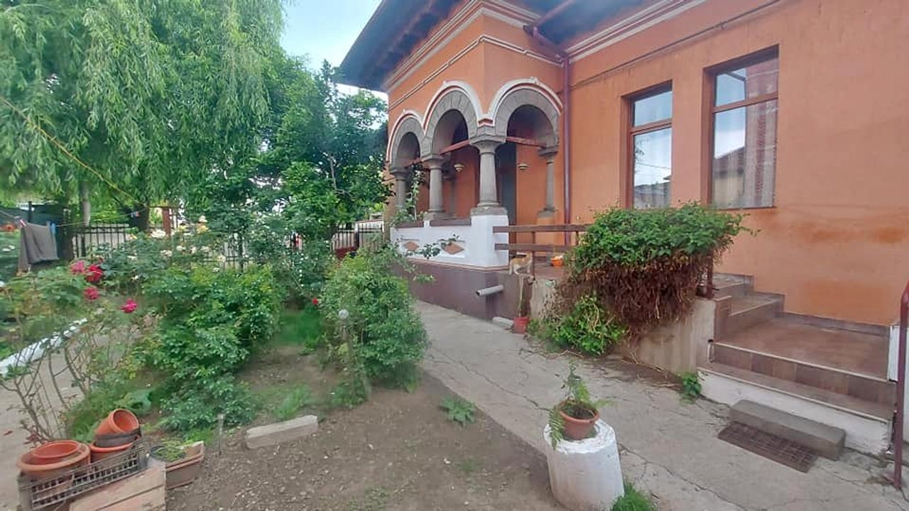 Casa la curte in 1 Mai