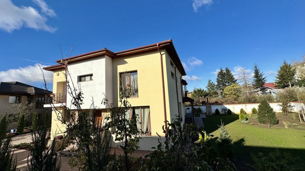 Proprietate de lux casa si teren langa padurea Rosu