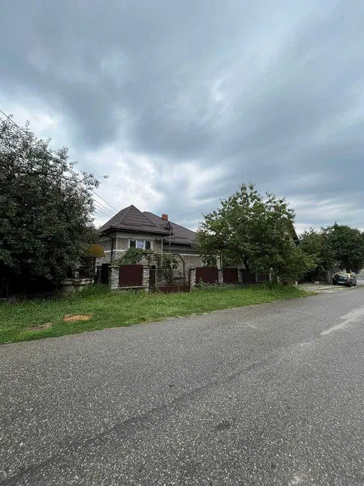 Casă renovată Bujoreni intrare Rm. V&acirc;lcea l&acirc;ngă Muzeu