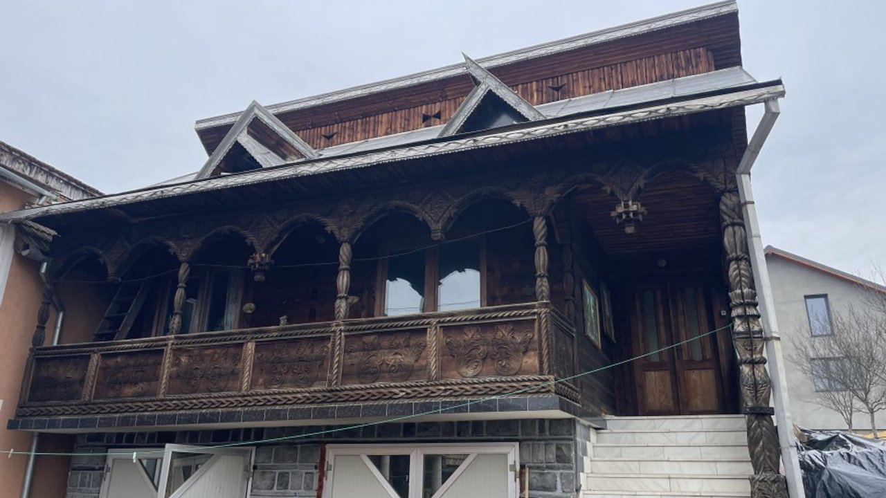 Casă De Lemn Sculptată Manual