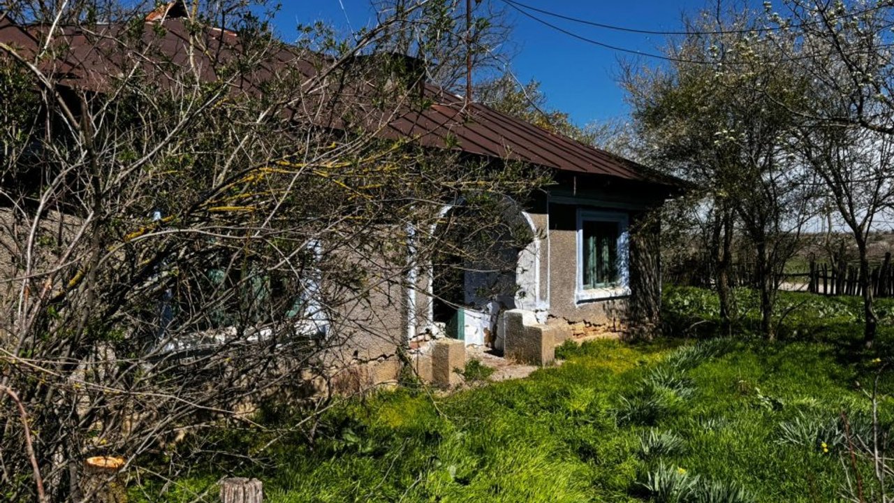 Vand teren intravilan 2175 mp si casa batraneasca