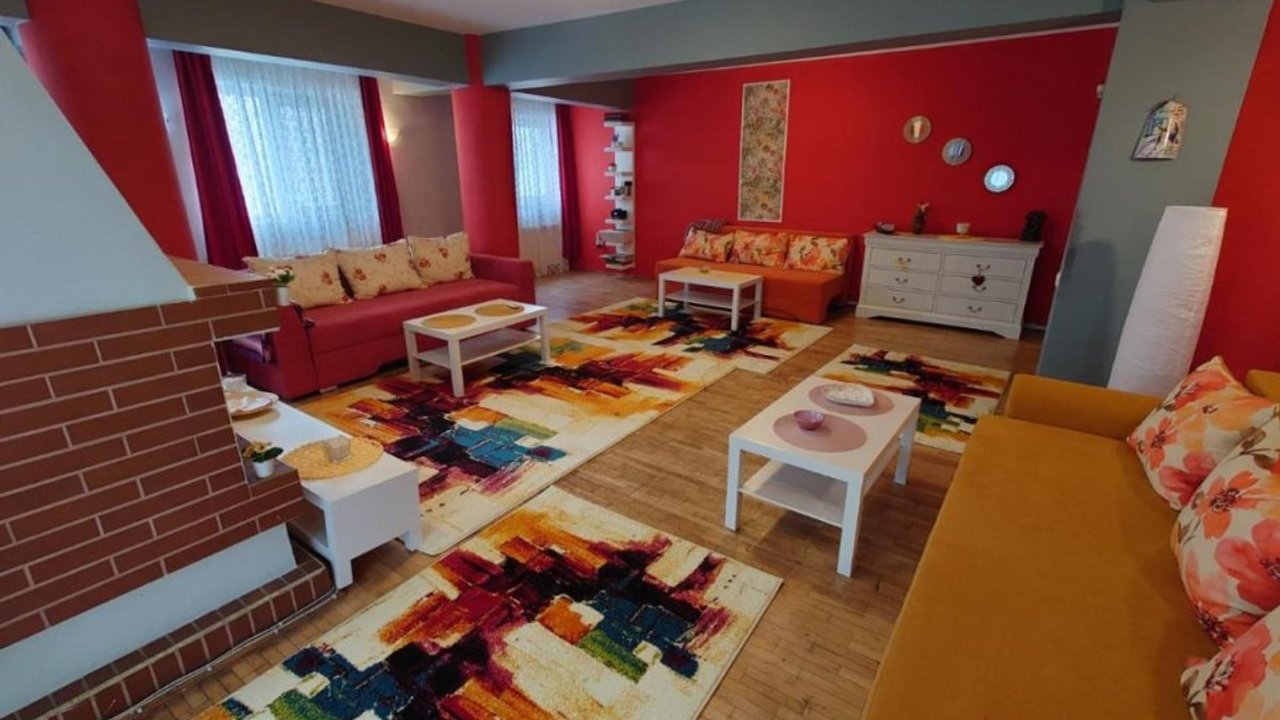 Inchiriez vila cu 3 apartamente km 0-P-ta Unirii-Sf. Vineri