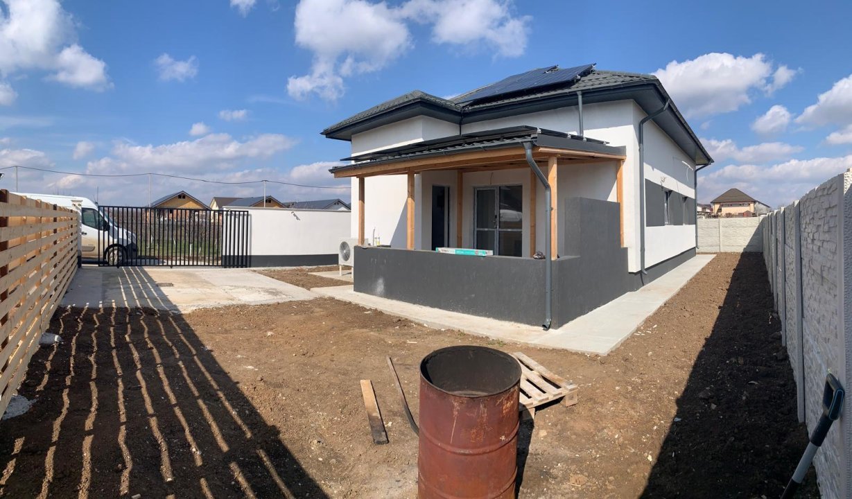 Casa Individuala de vanzare P+M,4 camere,panouri fotovoltaice si pompa de caldur