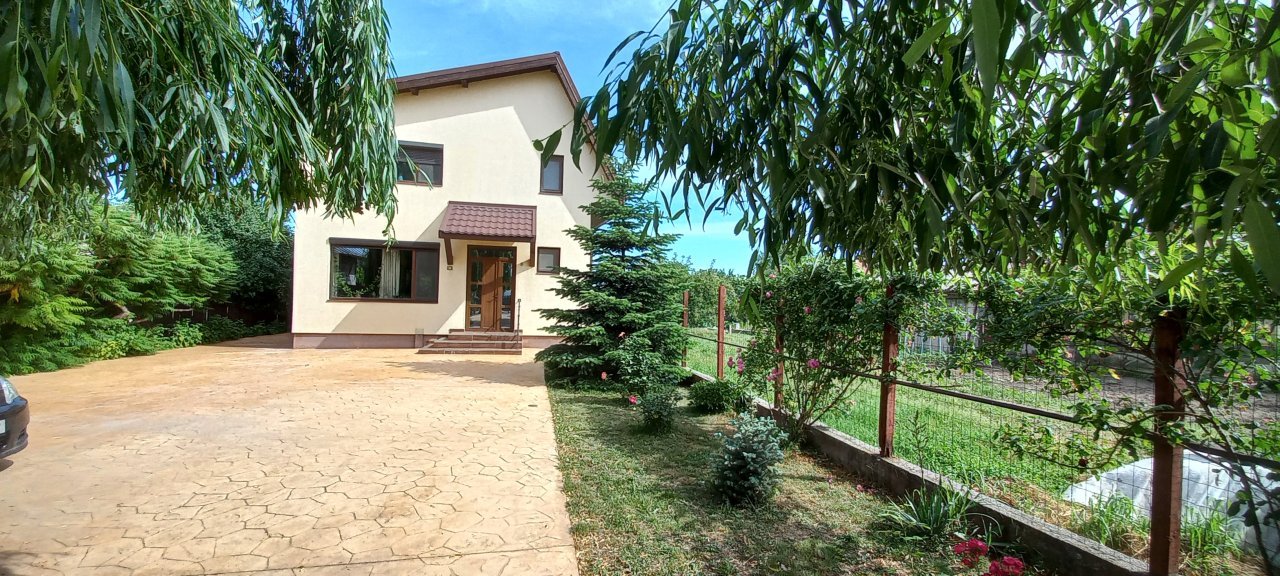 Vila unifamiliala cu teren foarte generos pentru o familie care iubeste natura.