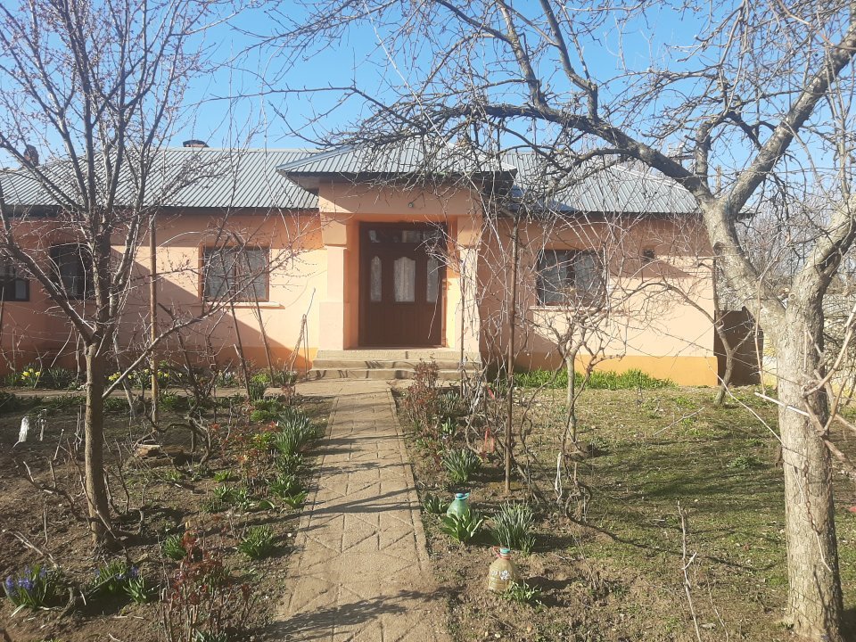 Proprietar, vand casa cu teren - pozitie avantajoasa