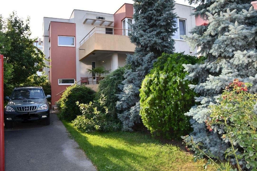 Direct proprietar. Vilă cu apartament individual la demisol in Popeşti Leordeni