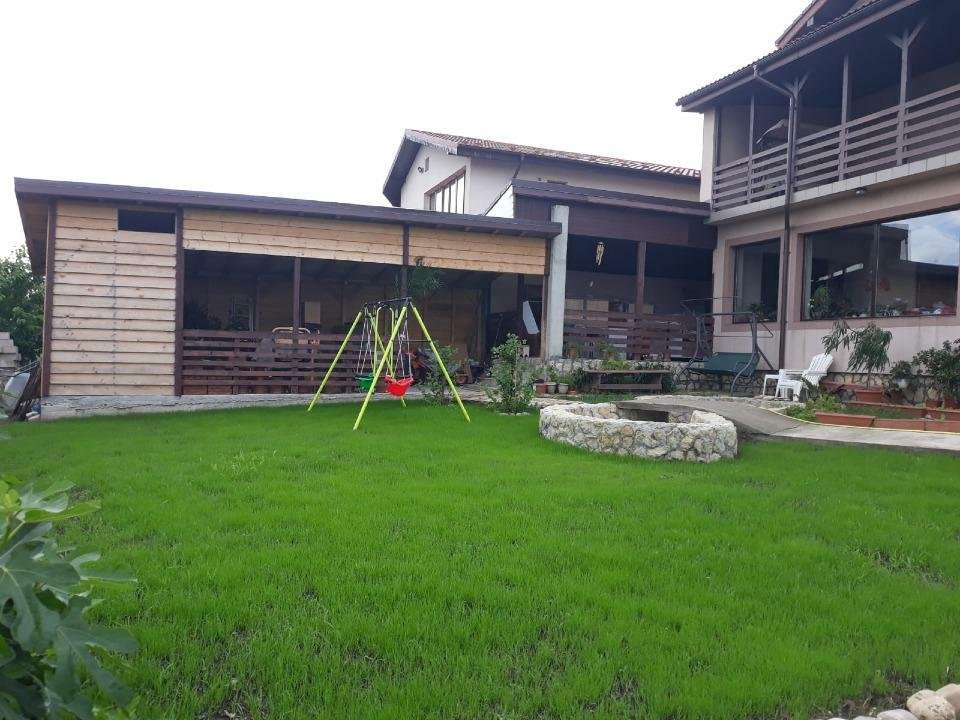 Casa la curte pe malul lacului