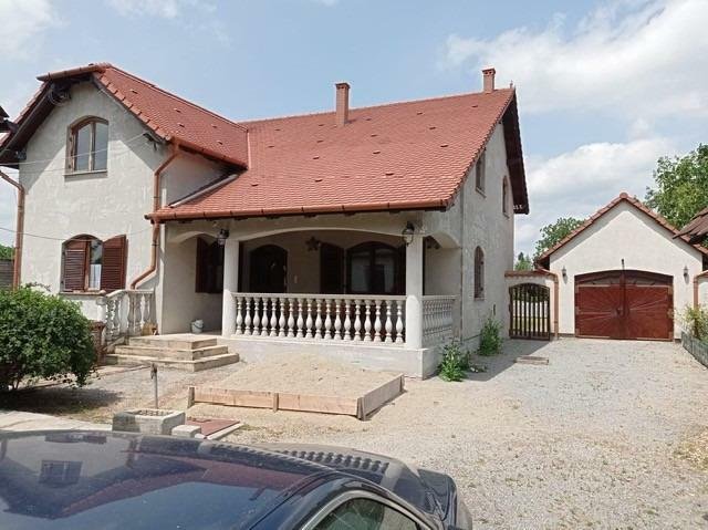 Vand case mare din caramida in Ineu, jud. Arad, st. 1398 mp. 165 000 EUR negocia