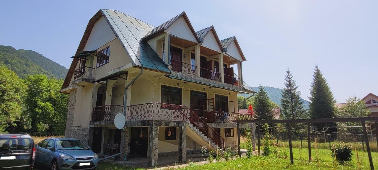 Vând casă pe malul Putnei, excelentă pentru pensiune. Jud. Vrancea