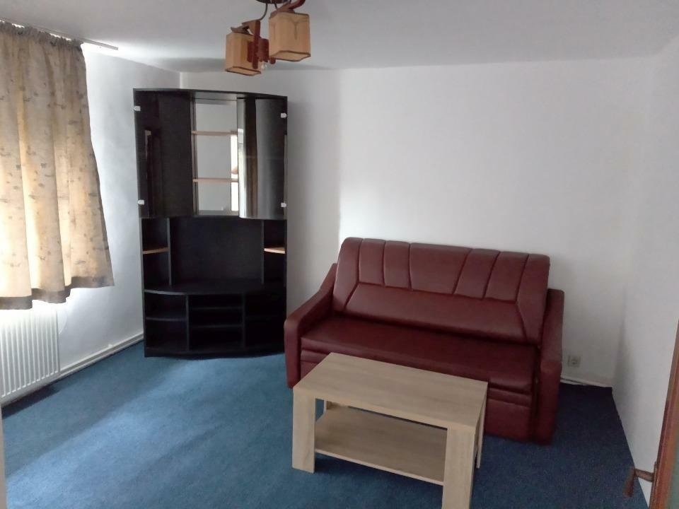 2 CASE IN ACEEASI CURTE GIROV