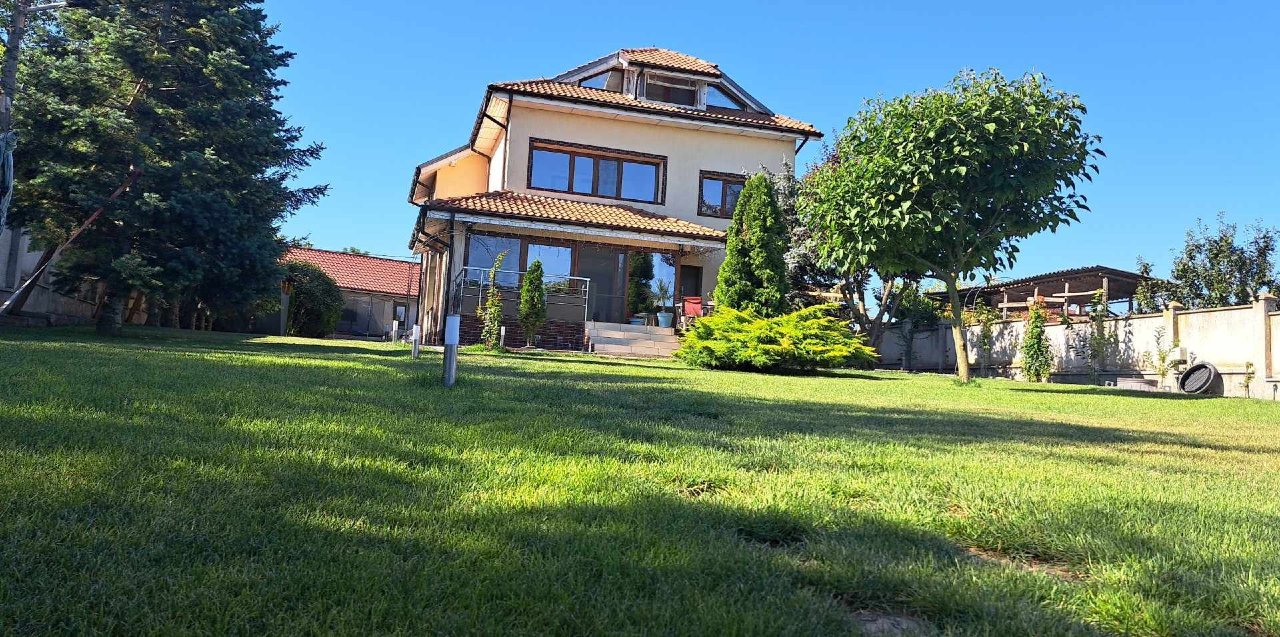 Vand vila icu potential turistic  in Tulcea cu iesire la lac 