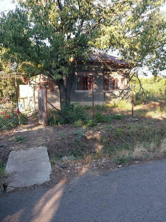 Vand casa la tara, din caramida, cu beci, 200 m de Lacul Mostistea,Com.Ulmu CL