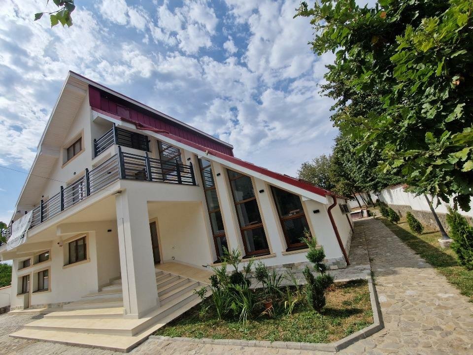 Vila superba Snagov, 15 camere, 13 bai, piscina interioara, panouri fotovoltaice