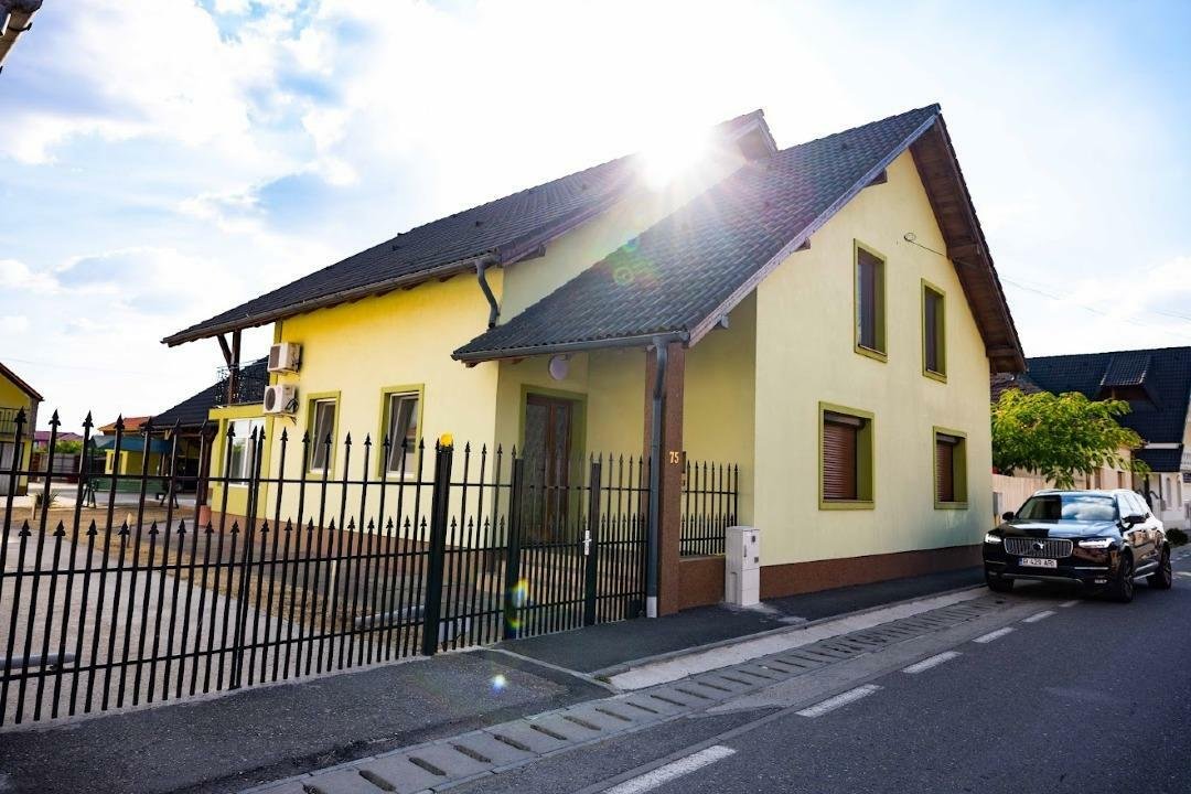 Casă individuală - dublă centrală proprie (gaz/lemne) - 10 camere - 5 băi