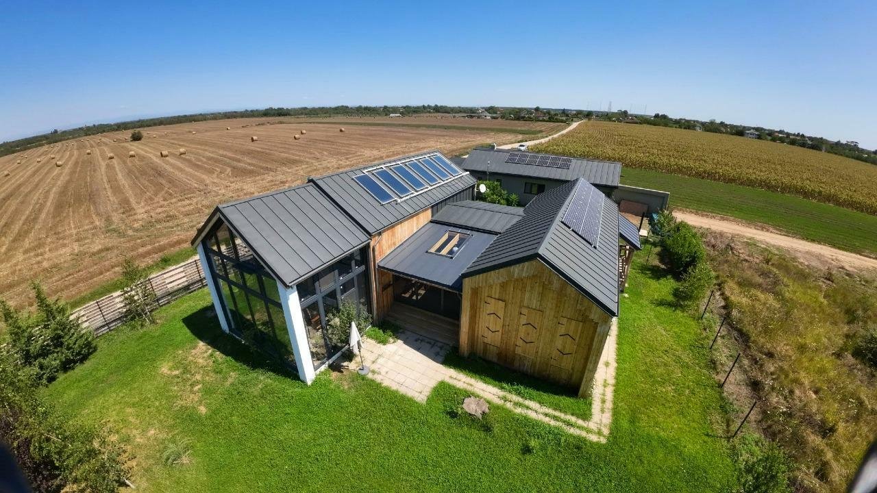 Proprietar, Casa 100% OFF-GRID, Arhitectura Scandinavo-Romaneasca Traditionala