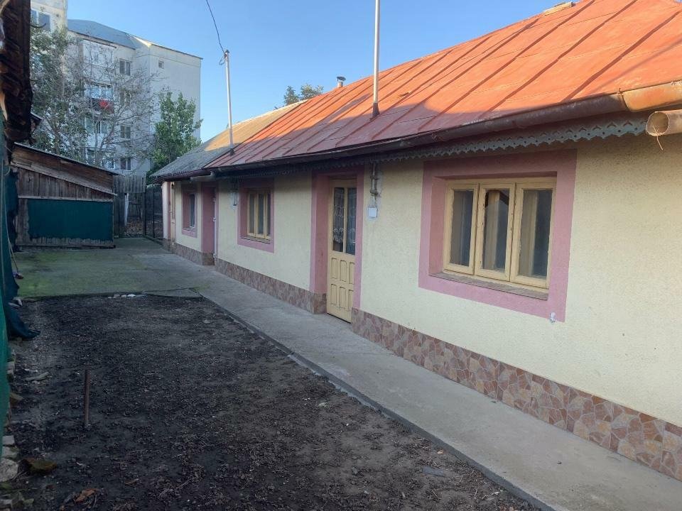 Casă de vanzare.Preţ atractiv ! 3 cam. + 2 dependinţe, utilităti , este locuibil