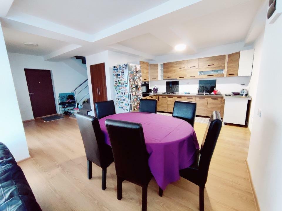 Casa &icirc;n duplex de &icirc;nchiriat, Roşu, 4 camere 