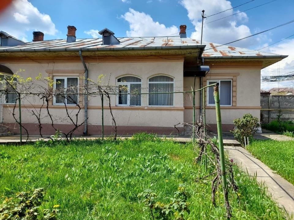 Proprietar vând casă curte