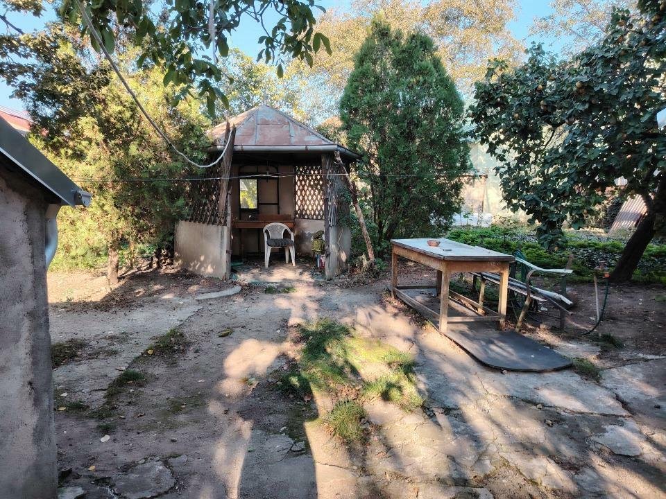 Vând casa bătrânească cu teren