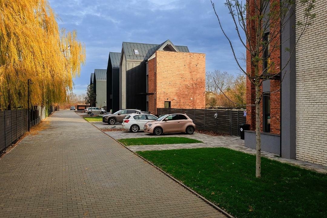 PROPRIETAR, vand casa superba la padure, P+1+M, 500 m Moara, 429.000 E + TVA