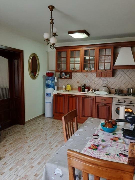Inchiriez casa singur in curte zona Şirul Canonicilor cu acces auto garaj recent
