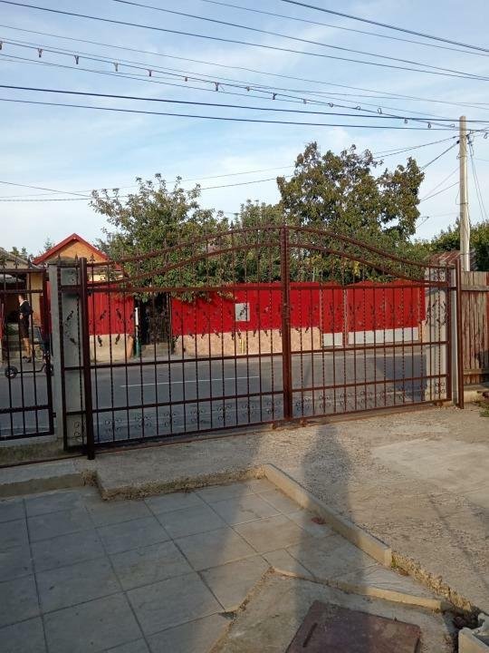 Casă spaţioasă, aproape de oraş, cu toate utilităţile incluse