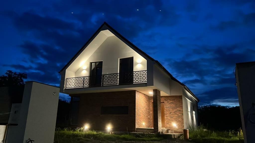 Vand casa superba, cu o curte generoasa, in Sat Aiton, 20 min. de Cluj