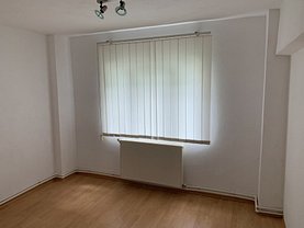 Apartament de vânzare 3 camere în Targu-Jiu, 9 Mai